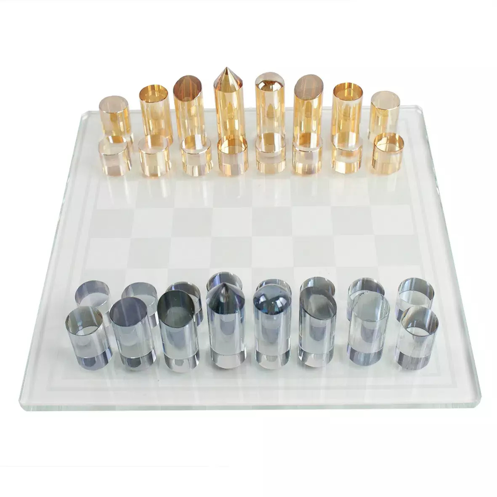 Peças de xadrez de vidro transparente dispostas em uma linha