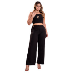 Conjunto preto com top cropped e calças largas