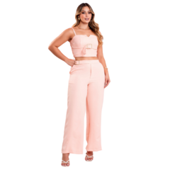 Conjunto rosa bebê com top cropped e calças largas