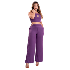 Conjunto roxo com top cropped e calças largas