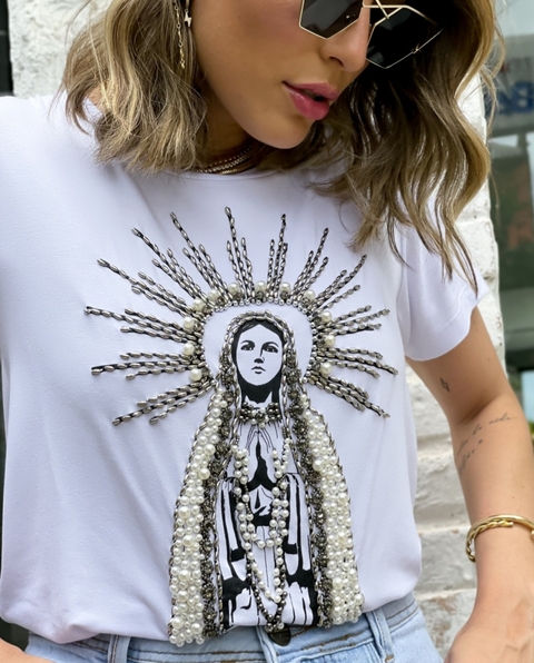 T-Shirt Camiseta Feminina Bordada à Mão CORAÇÃO ARABESCO