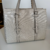 Bolsa Gucci GG Embossed Tote Bag Off-White - Wishlist Brechó