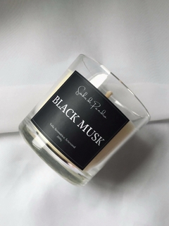 Vela Black Musk na internet