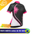 Camiseta de ciclismo feminina com design preto e rosa, apresentando flores estilizadas.