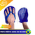 Palmilha de natação Hand Paddle II em azul, com duas mãos segurando o produto.