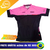 Camisa de ciclismo feminina na cor rosa e preta, com detalhes em verde e vermelho, marca WOOM.