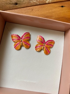 Brinco Borboleta Esmaltada Rosa e Laranja Dourado