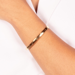 Bracelete Detalhado Liso Rígido Dourado - Carol Arruda Semijoias