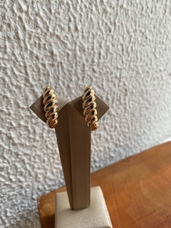 Brinco Ear Hook Detalhado Dourado