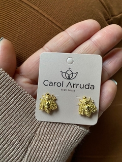 Brinco Abelha Texturizado Dourado - Carol Arruda Semijoias