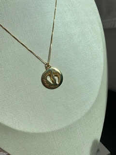 Colar Pingente Pézinho Amor Infinito Dourado na internet