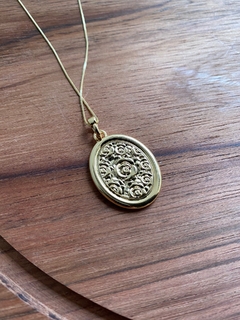 Colar Pingente Medalha Rosa Dourado - comprar online