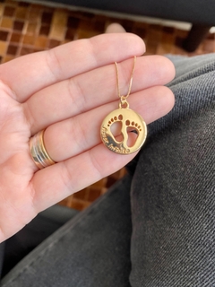 Colar Pingente Pézinho Amor Infinito Dourado - comprar online