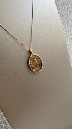 Imagem do Colar Pingente Medalha Rosa Dourado