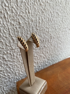 Brinco Ear Hook Detalhado Dourado na internet