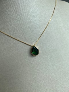 Colar Gota Verde Esmeralda Dourado - Carol Arruda Semijoias