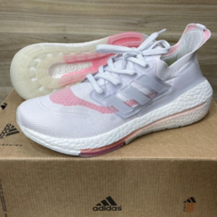tenis-adidas-ultraboost-21-branco-com-rosa