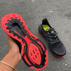 tenis-adidas-ultraboost-21-preto-e-vermelho