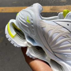 tenis-mizuno-wave-futur-branco-refletivo-unissex