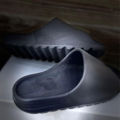 chinelo-adidas-yeezy-slide-preto-onyx