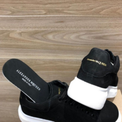 tênis-alexander-McQueen-oversized-camurça-preto-e-branco