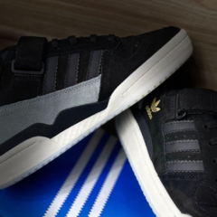 tênis-adidas-forum-low-preto-com-branco-e-dourado
