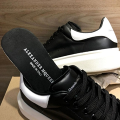 tênis-alexander-McQueen-oversized-preto-com-branco