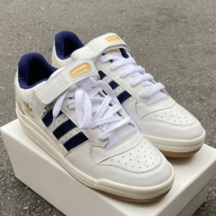 tênis-adidas-forum-low-branco-com-azul-marinho-e-dourado