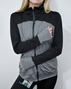 Imagen de CAMPERA DEPORTIVA LYCRA SPORT GRIS Y NEGRO