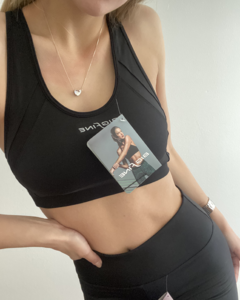 TOP NEGRO CON RECORTES ESPALDA DEPORTIVA - comprar online