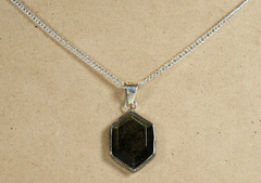 Collar de plata con dije de obsidiana en internet