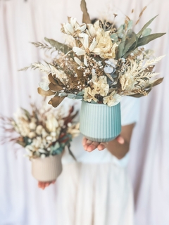 Vaso de cerâmica verde com flores brancas e verdes - comprar online