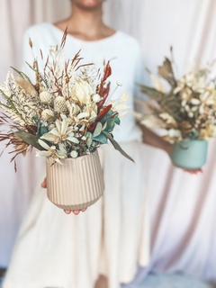 Vaso de cerâmica bege com flores secas em tons de branco, verde e marrom - comprar online