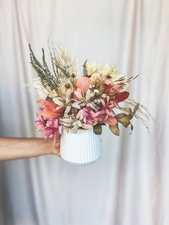 Vaso de cerâmica branco com flores secas em tons de rosa e branco