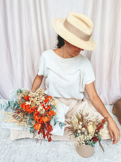 Buquê de flores secas Dia das Mães | Laranja e Branco - A Floraria | Flores Secas e Aromaterapia 