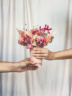 Vaso de cerâmica rosa com arranjo de flores em tons de rosa - comprar online