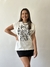 T-shirt cava com ilhos