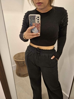 CROPPED TRICOT COM MANGA EM CAMADAS PRETO na internet