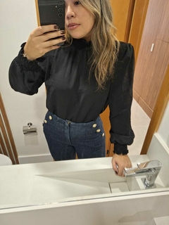 BLUSA COM GOLA LASTEX PRETA na internet