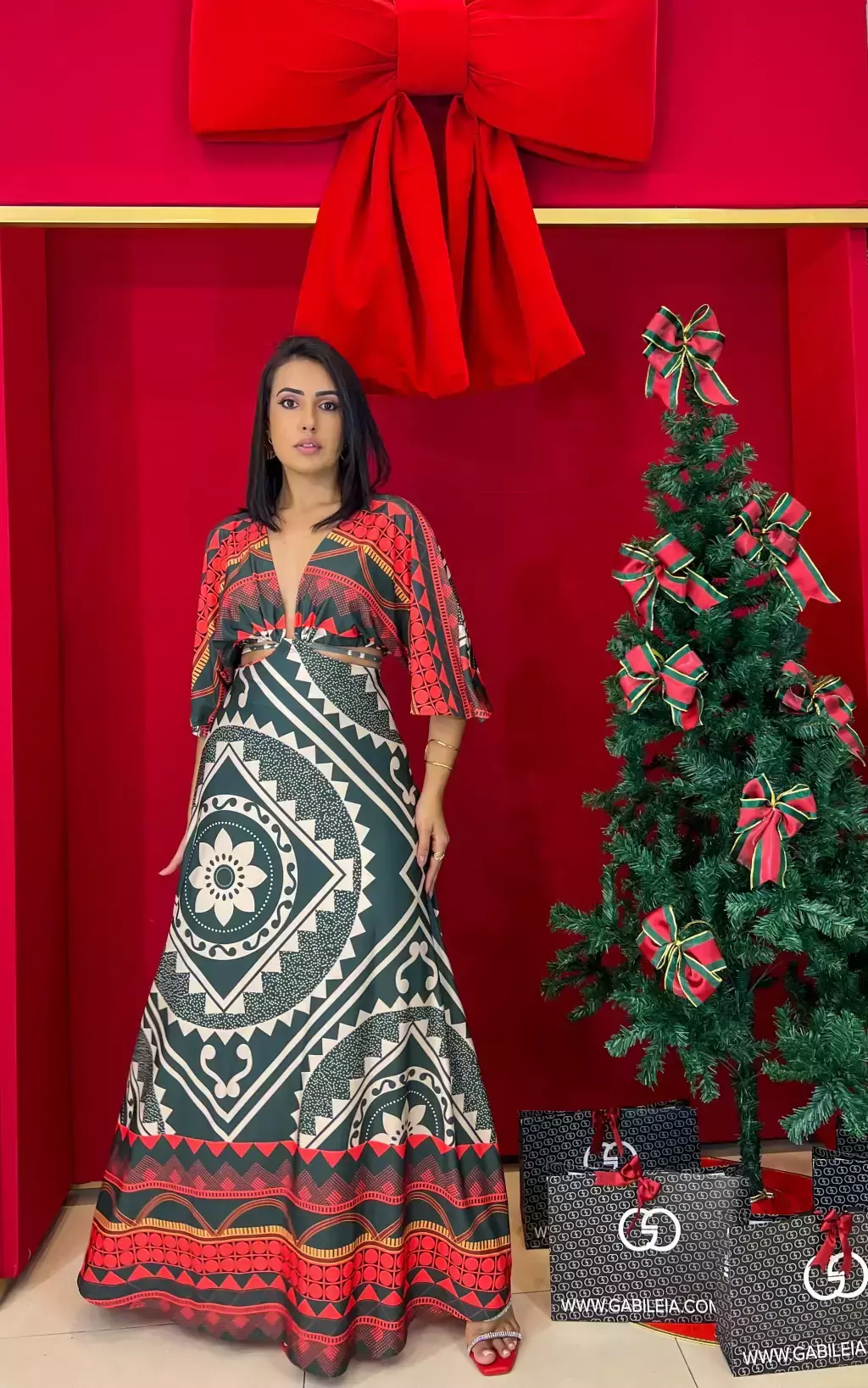 Vestido Estampado em Malha Fluit com Manga Sino e Recortes - Elegânci