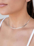 Mulher usando semijoia colar choker malha fita banho de ródio branco.