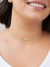 Mulher usando um colar Choker Riviera Cristal banhado a ouro 18k.