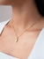 Mulher usando Choker Veneziana com pingente de gota lisa com banho dourado em ouro 18k.