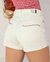 Shorts Jeans Feminino Mom com Detalhe de Aplicação Ana Castela na internet