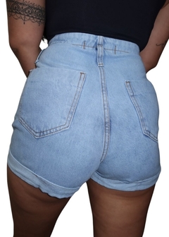 Short Baggy Pregas e Barra Dobrada em Jeans Claro na internet