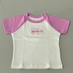 BLUSA CROPPED COM LETTERING NYC BROOKLYN BICOLOR BRANCO/ROSA CHICLETE - comprar online