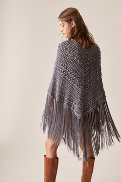 Crochet Long Triangle Poncho - comprar online