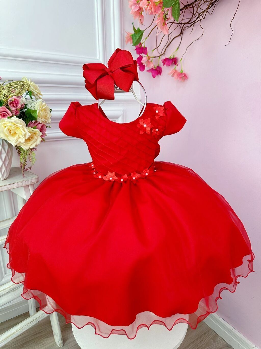 Vestido infantil com listras brancas e flores vermelhas