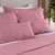 Conjunto de cobre leito casal 7 peças na cor rosa, com bordado e detalhes em pontos brancos. 5