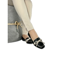 Elegancia e Conforto em Harmonia Mocassim Feminino Rasteiro com Laco Napa Off White e Pret - comprar online